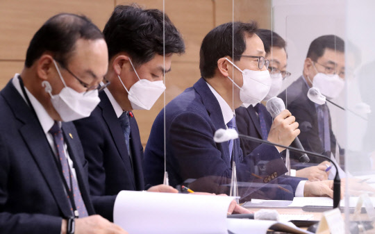 기획재정부, 국토교통부, 금융위원회, 국세청, 경찰청, 금감원, 서울시 등 각 기관 관계자들이 18일 오후 세종시 정부세종청사에서 열린 부동산시장 관련 합동브리핑에서 부동산정책 추진상황 및 향후 계획 등을 설명하고 있다. 연합뉴스.